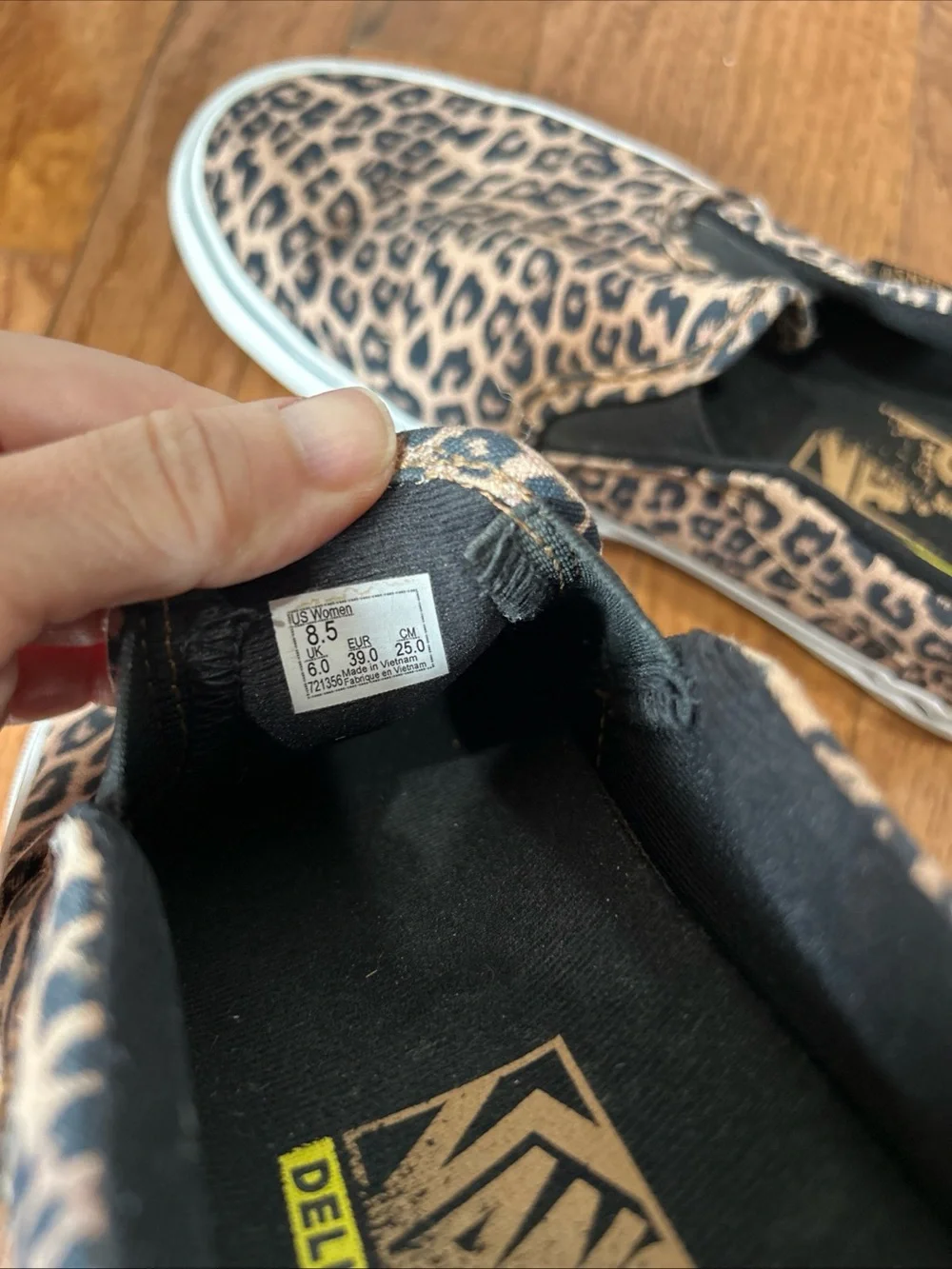 Vans Sneakers Slip On Shoes Leopard Print Women’s Size 8.5 Black Brown